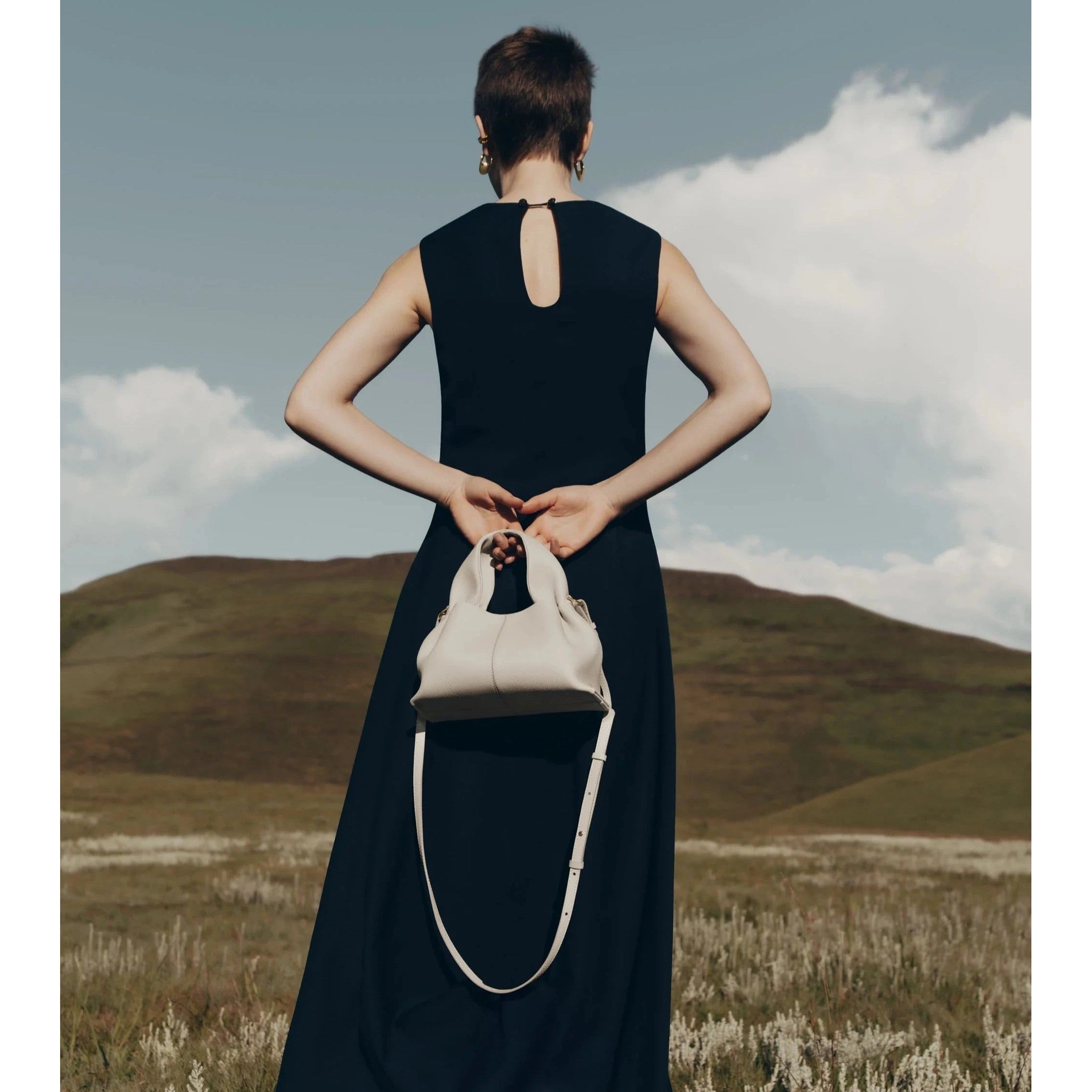 BOLSO DE MANO MINIMALISTA
