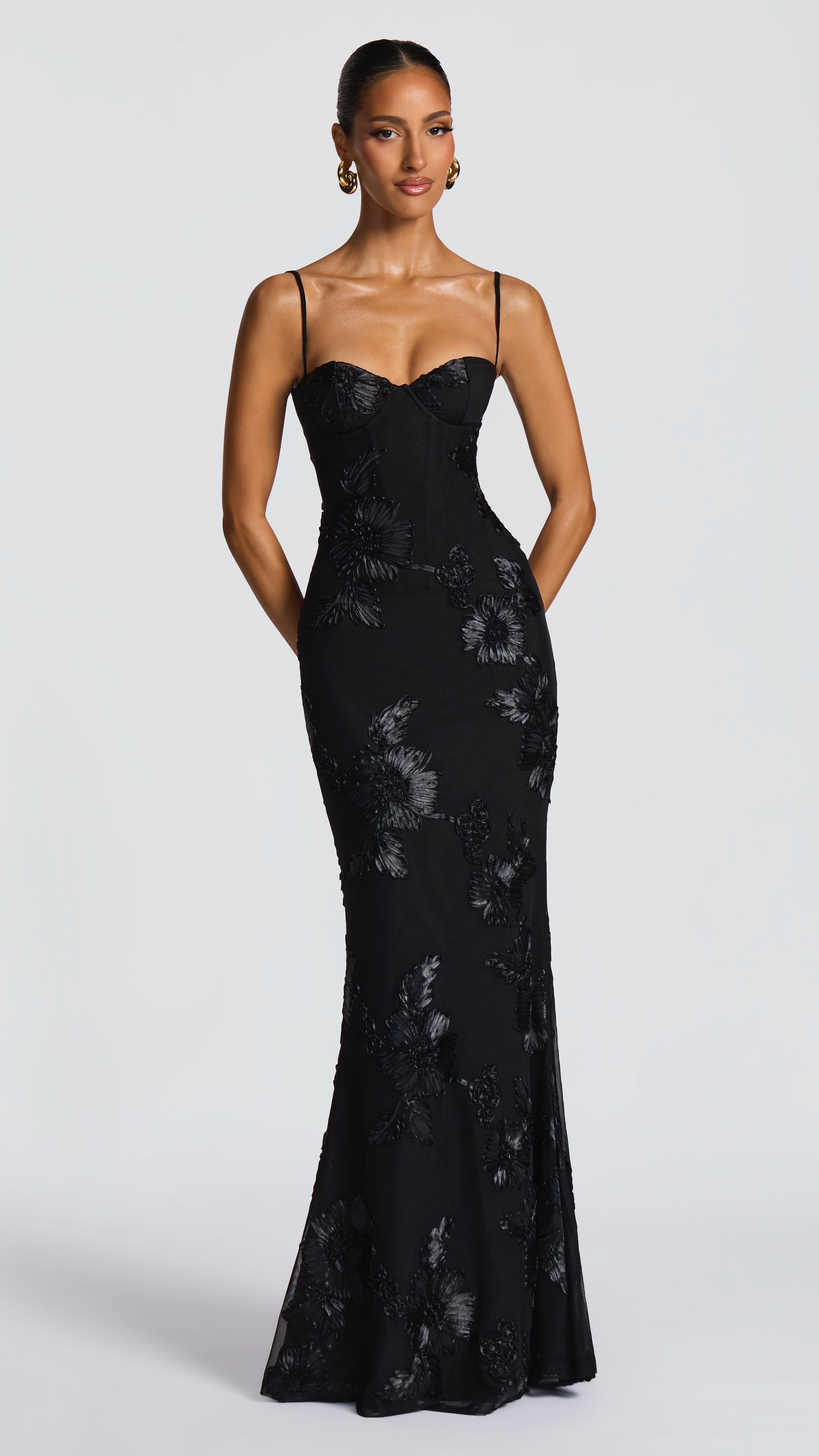 VESTIDO LARGO CON DETALLES FLORALES