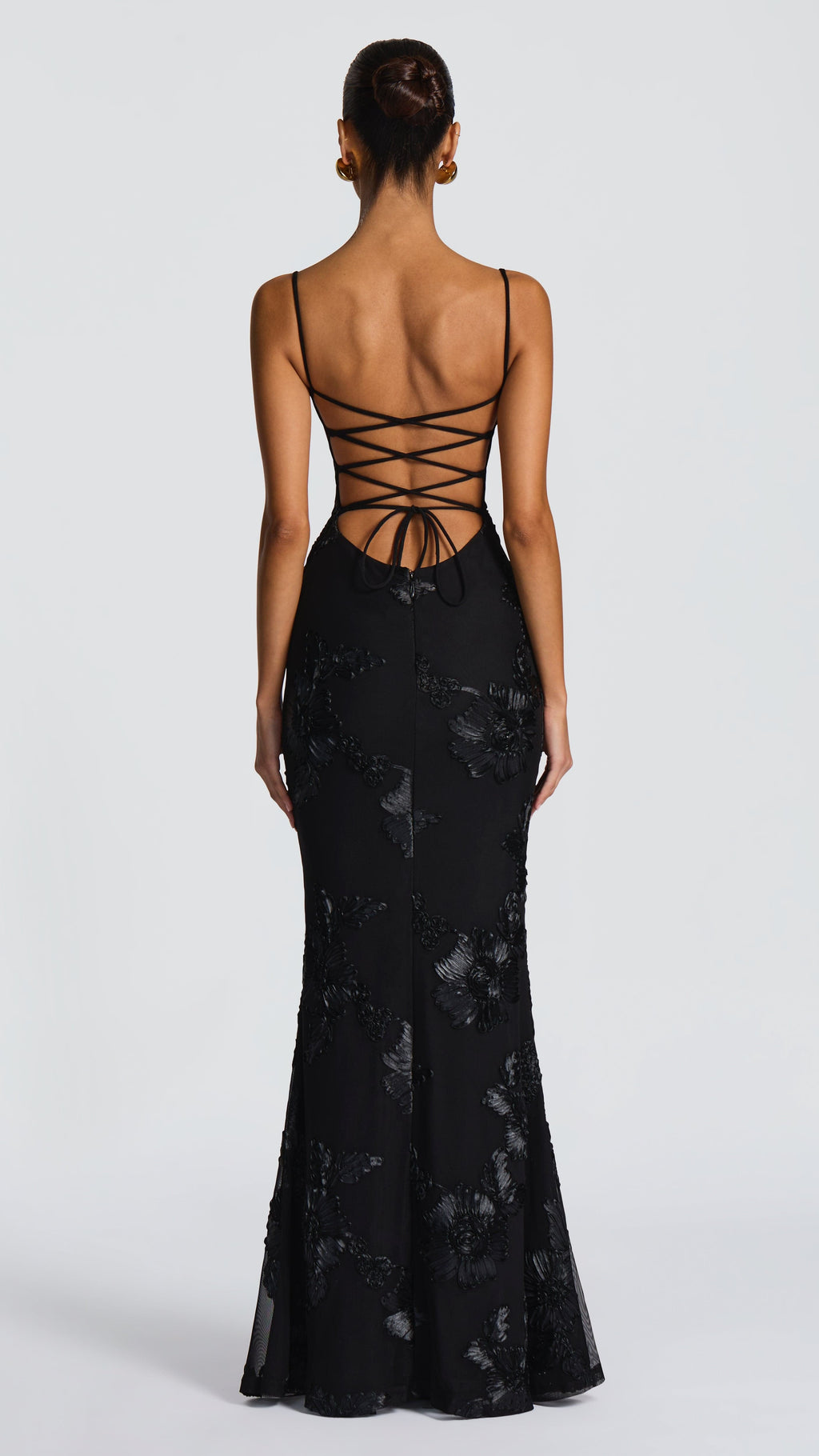 VESTIDO LARGO CON DETALLES FLORALES