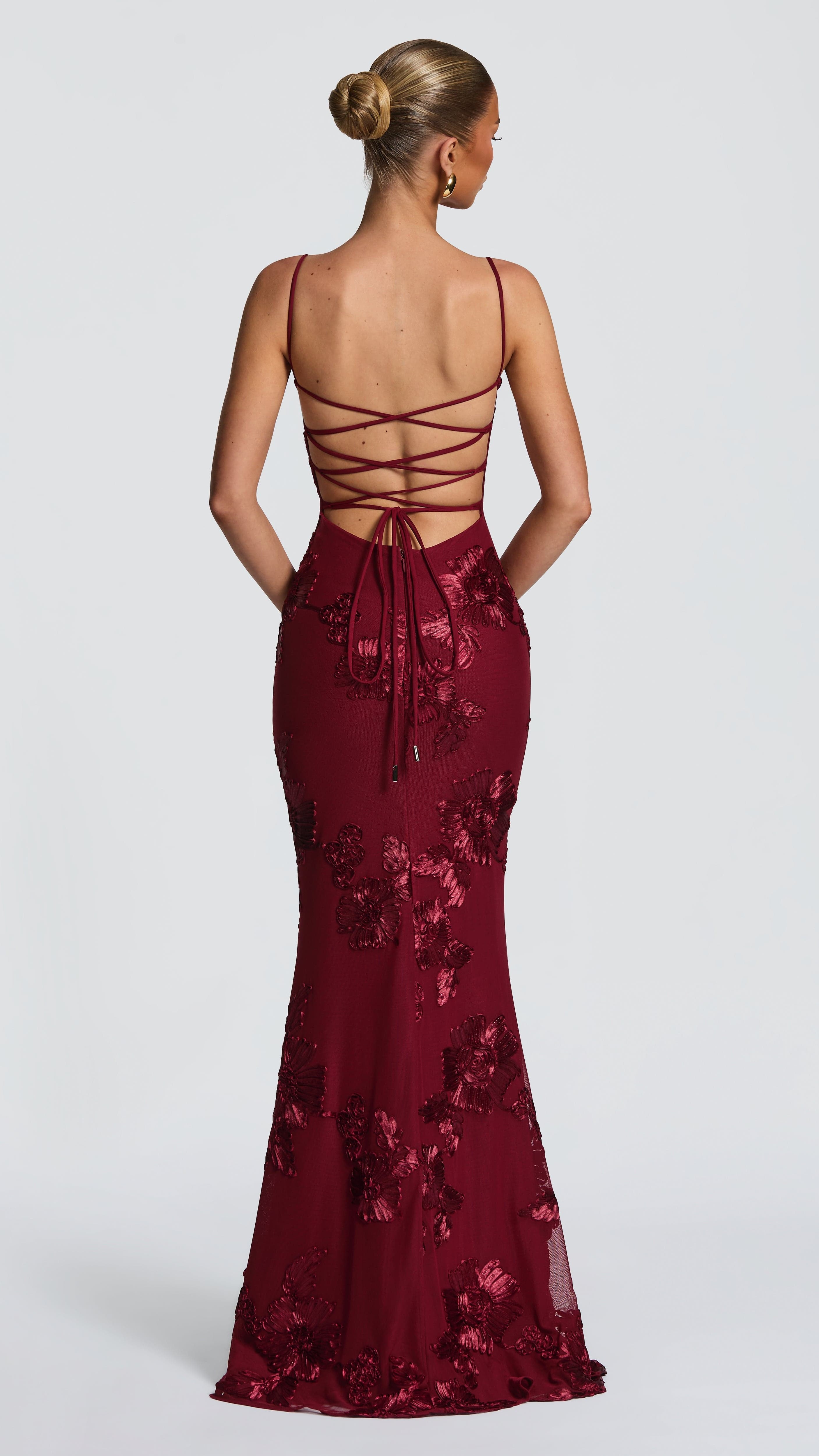 VESTIDO LARGO CON DETALLES FLORALES
