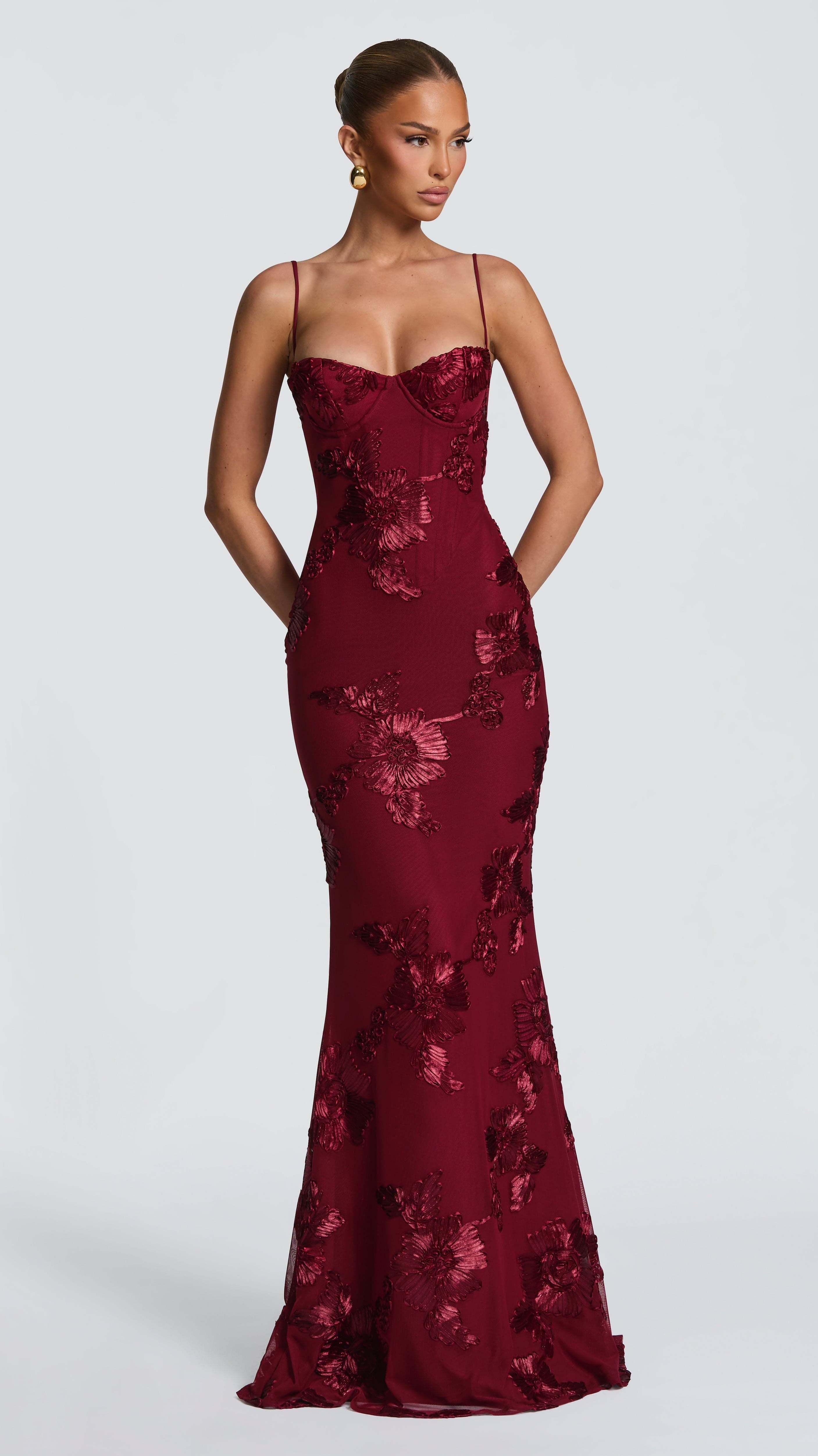 VESTIDO LARGO CON DETALLES FLORALES