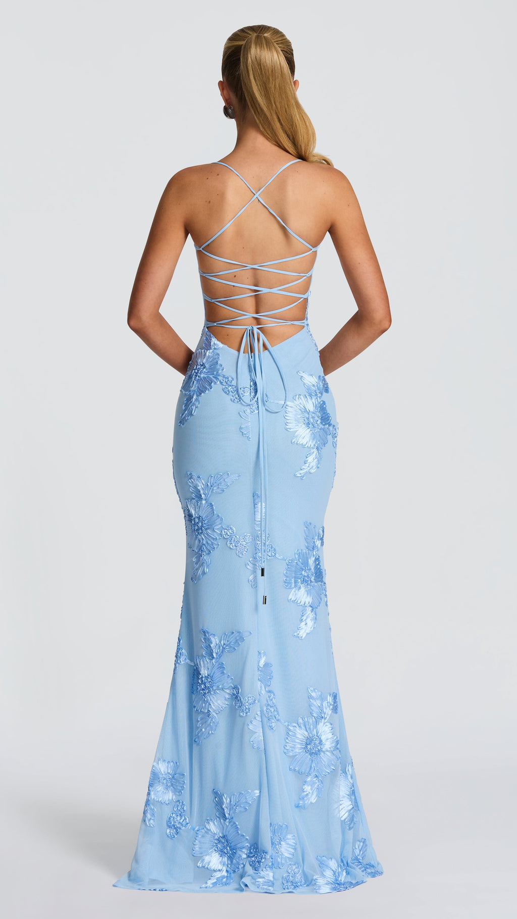 VESTIDO LARGO CON DETALLES FLORALES