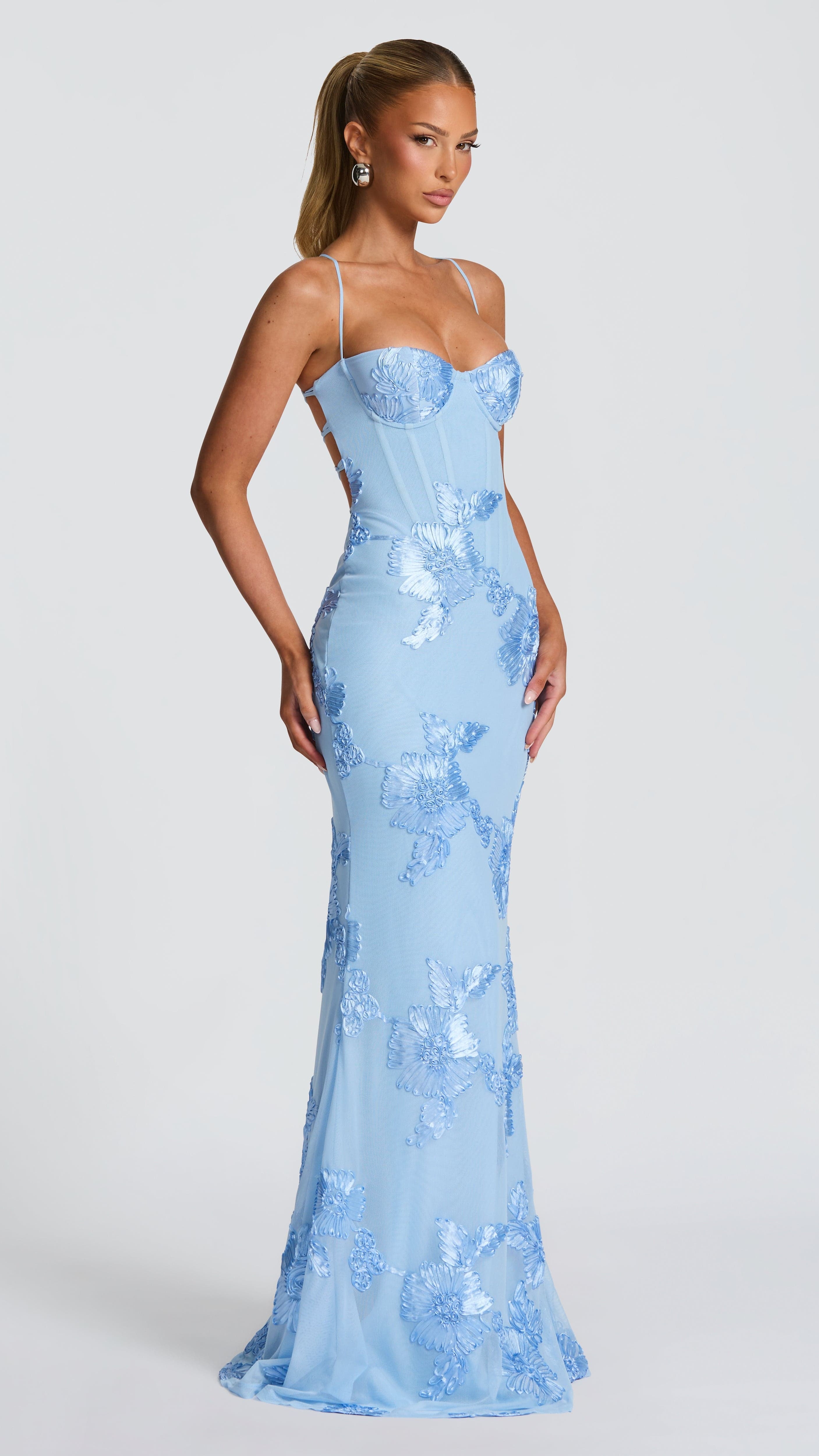 VESTIDO LARGO CON DETALLES FLORALES