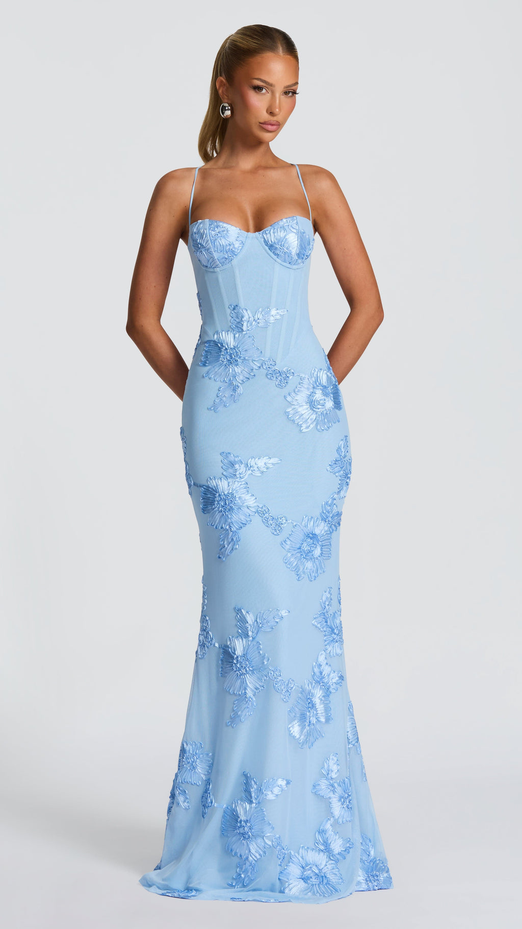 VESTIDO LARGO CON DETALLES FLORALES