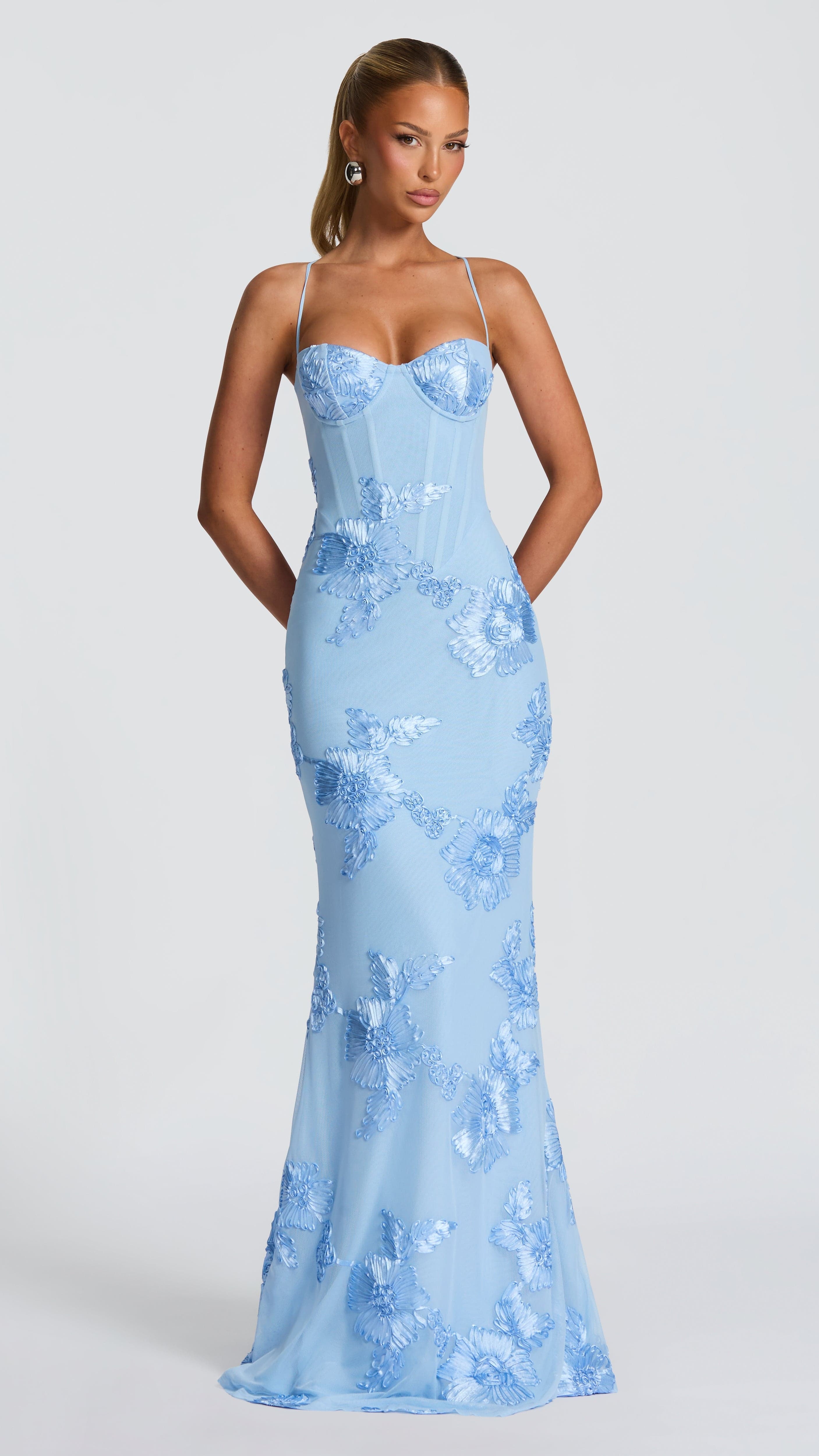 VESTIDO LARGO CON DETALLES FLORALES