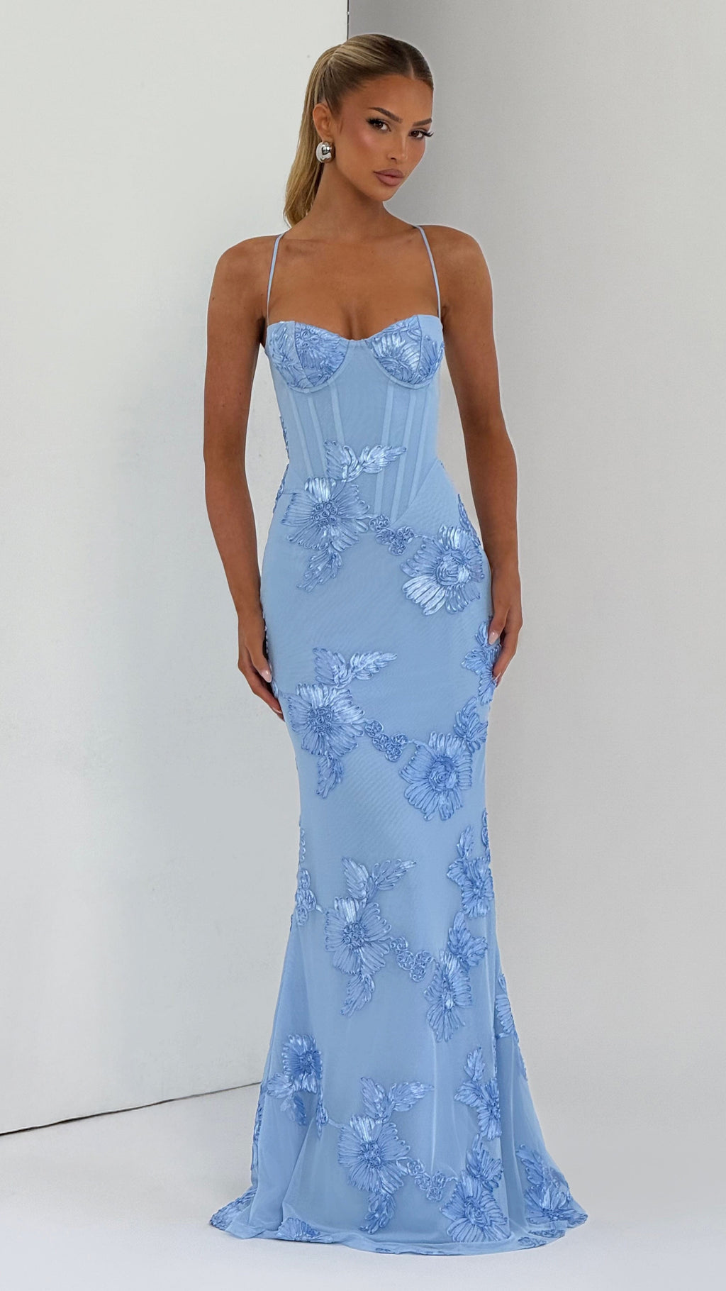 VESTIDO LARGO CON DETALLES FLORALES