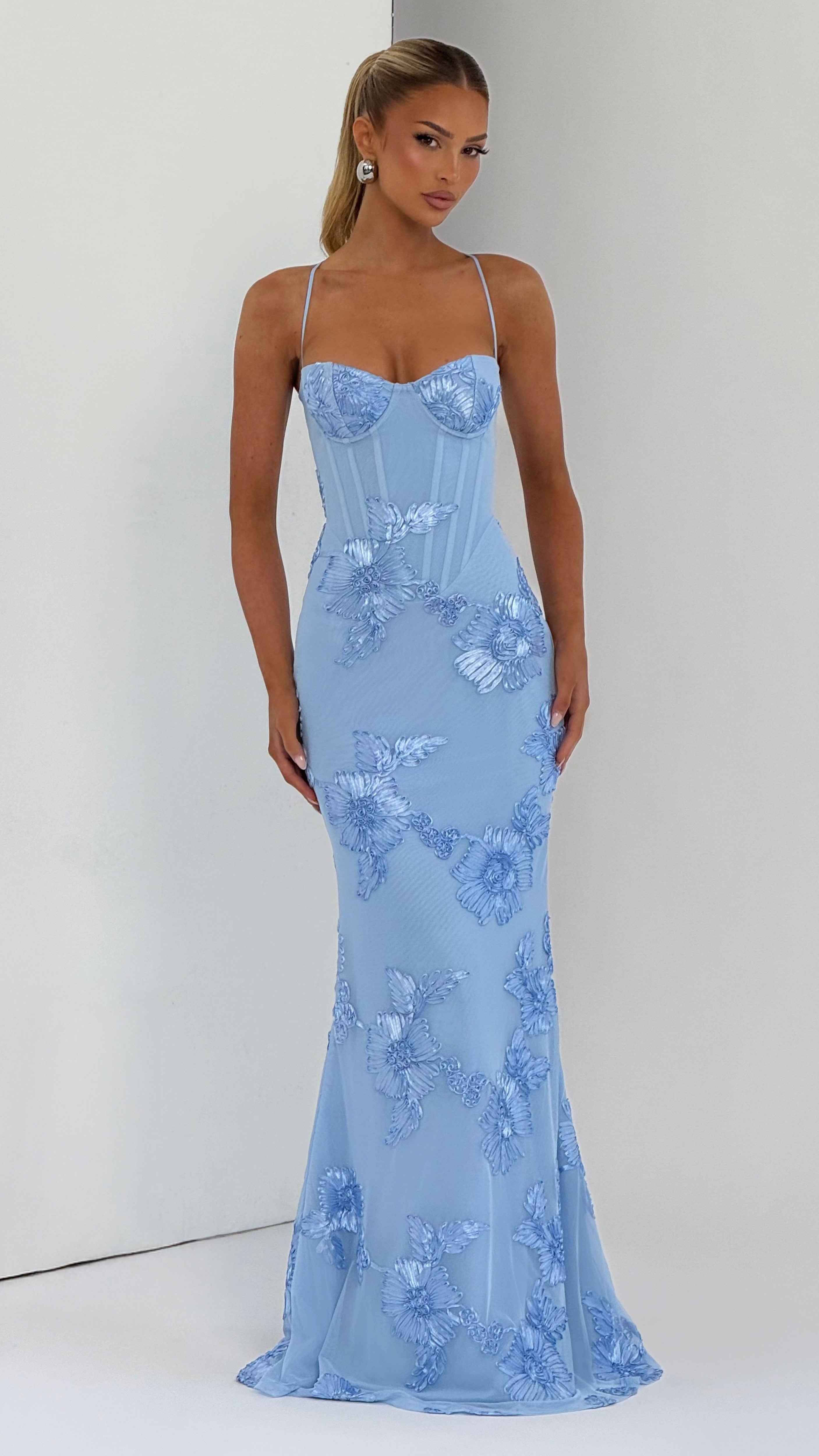 VESTIDO LARGO CON DETALLES FLORALES