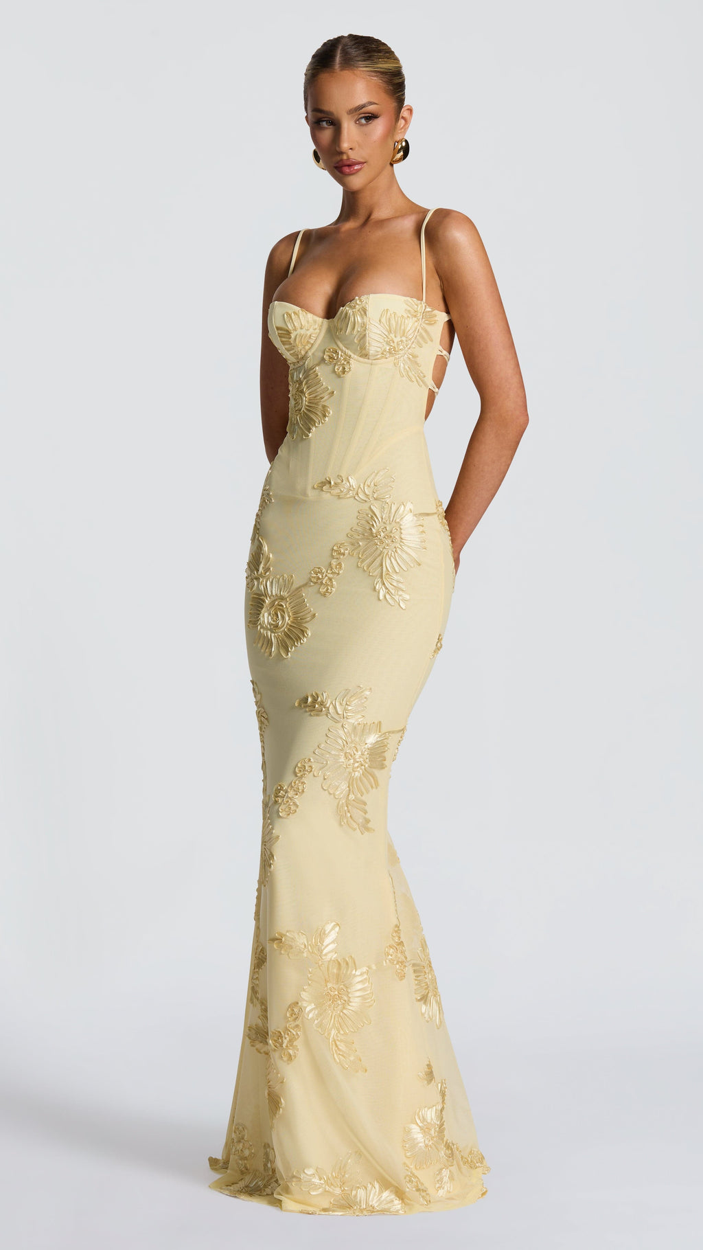 VESTIDO LARGO CON DETALLES FLORALES