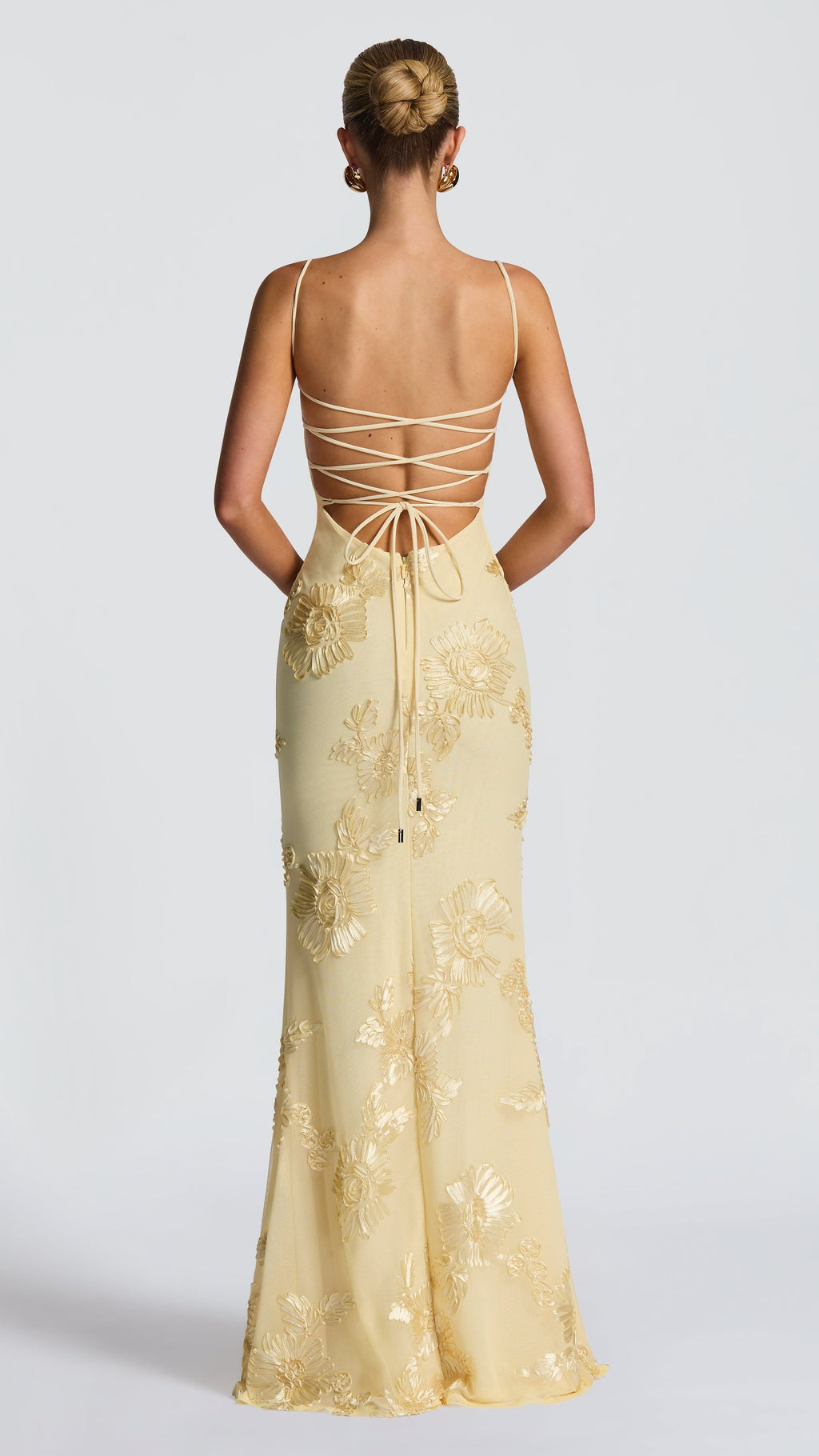 VESTIDO LARGO CON DETALLES FLORALES
