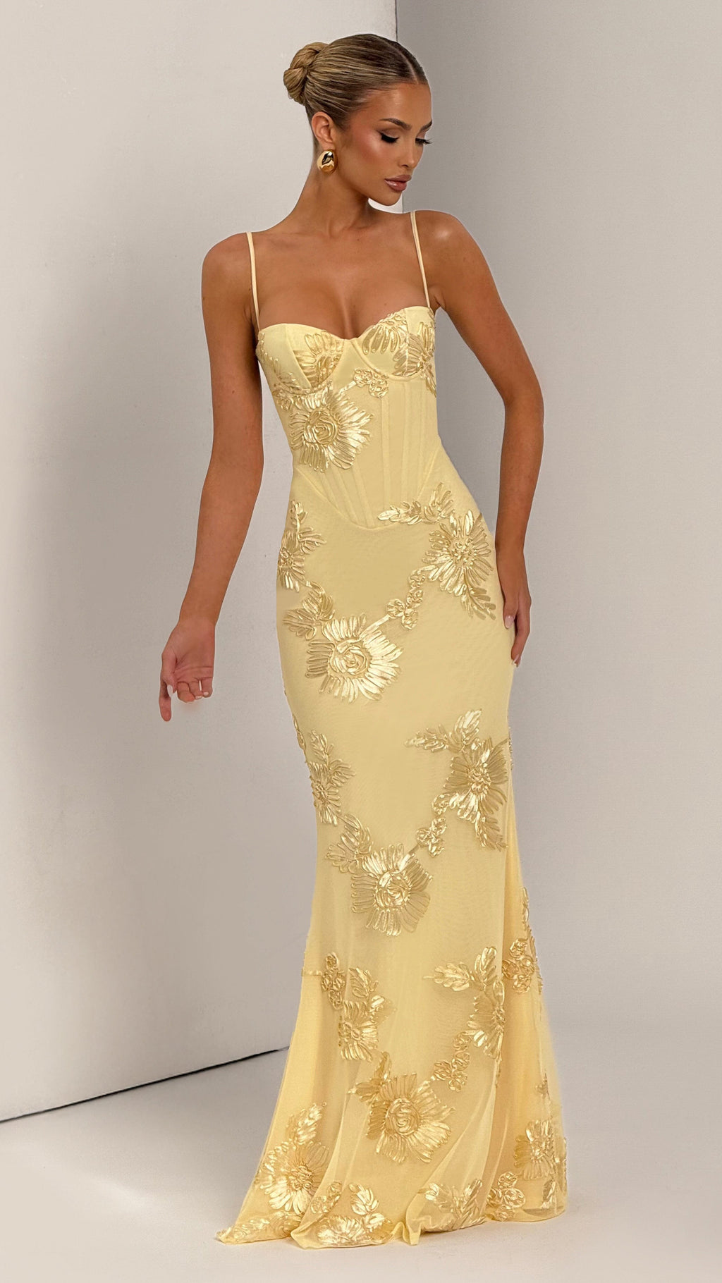 VESTIDO LARGO CON DETALLES FLORALES