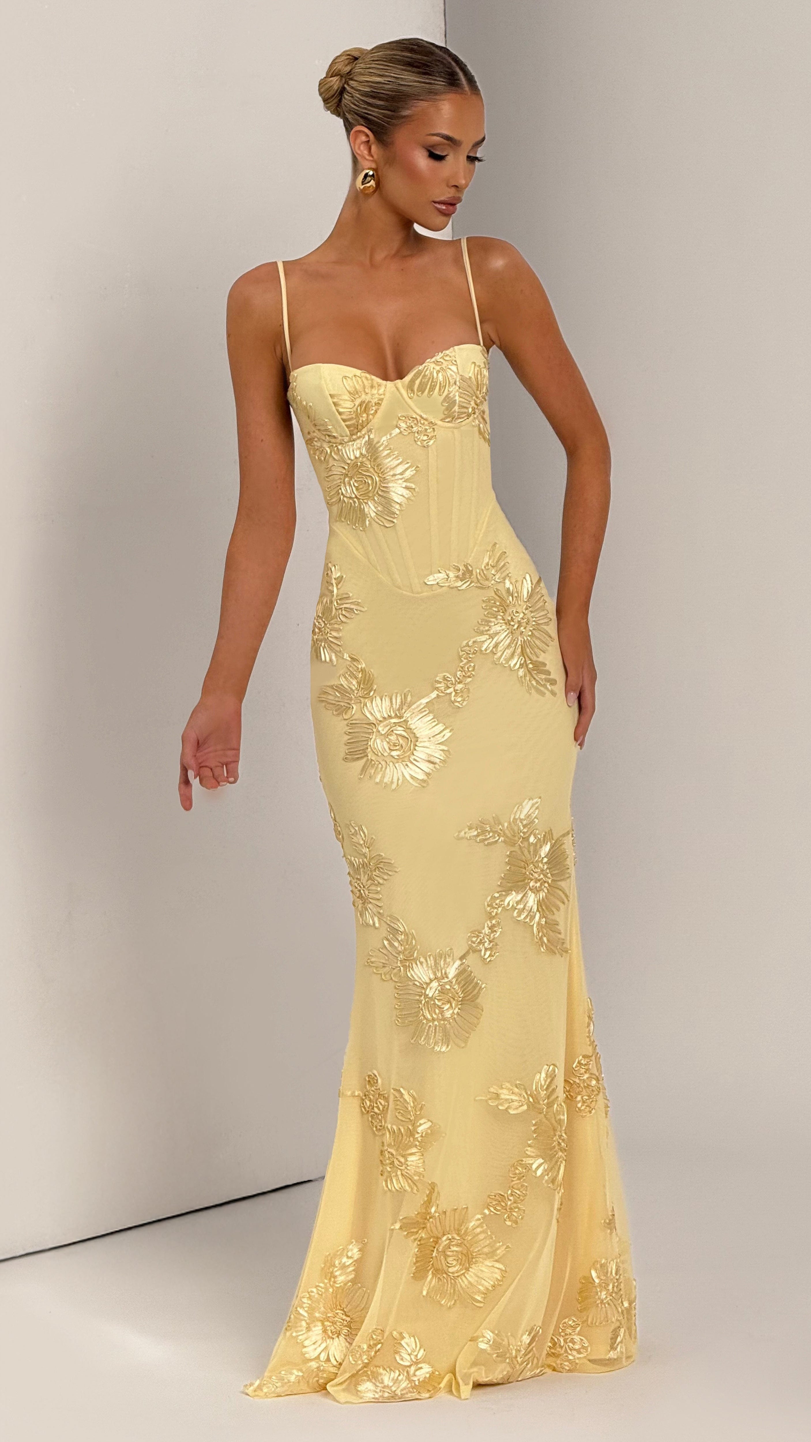 VESTIDO LARGO CON DETALLES FLORALES