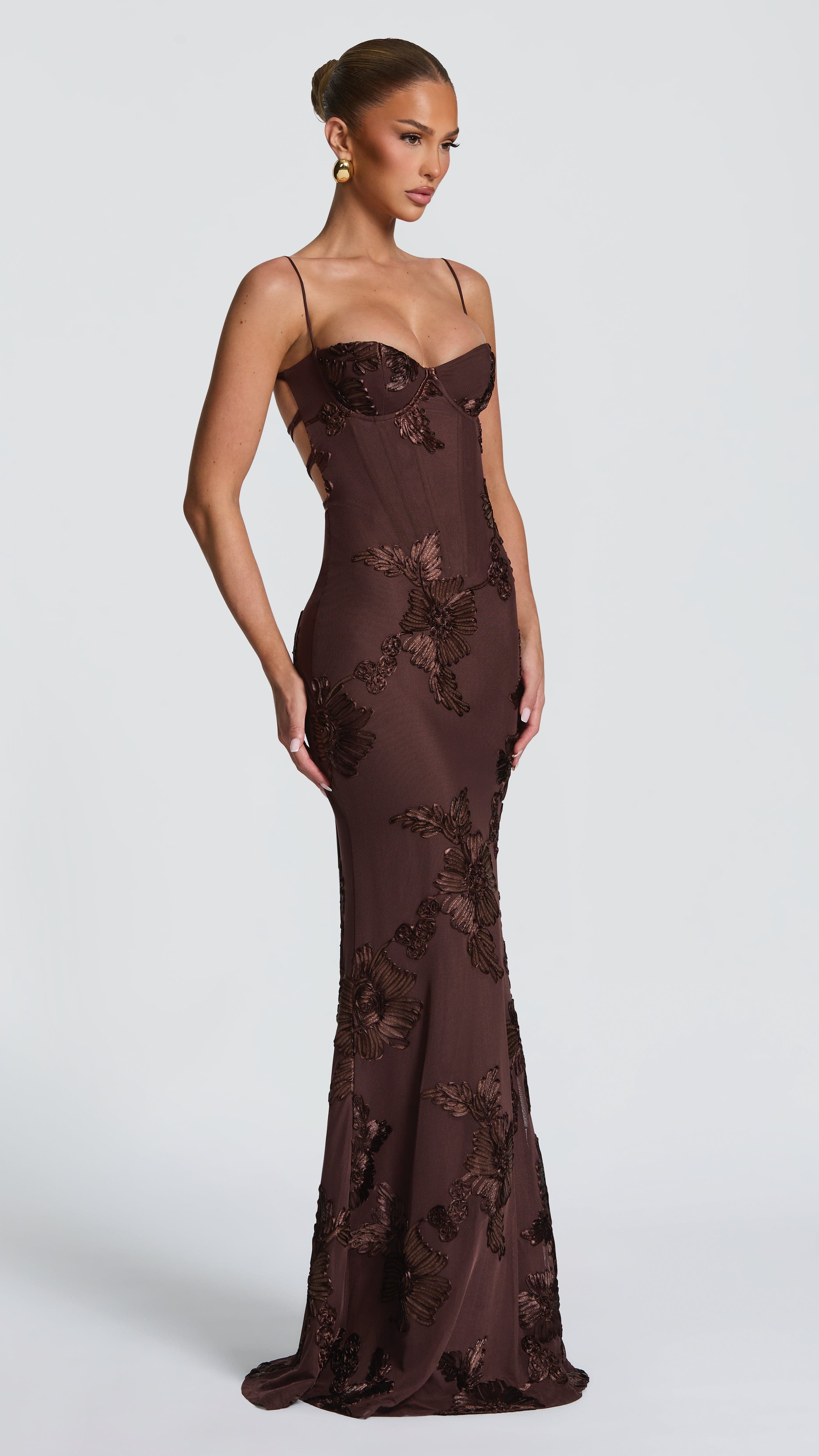 VESTIDO LARGO CON DETALLES FLORALES