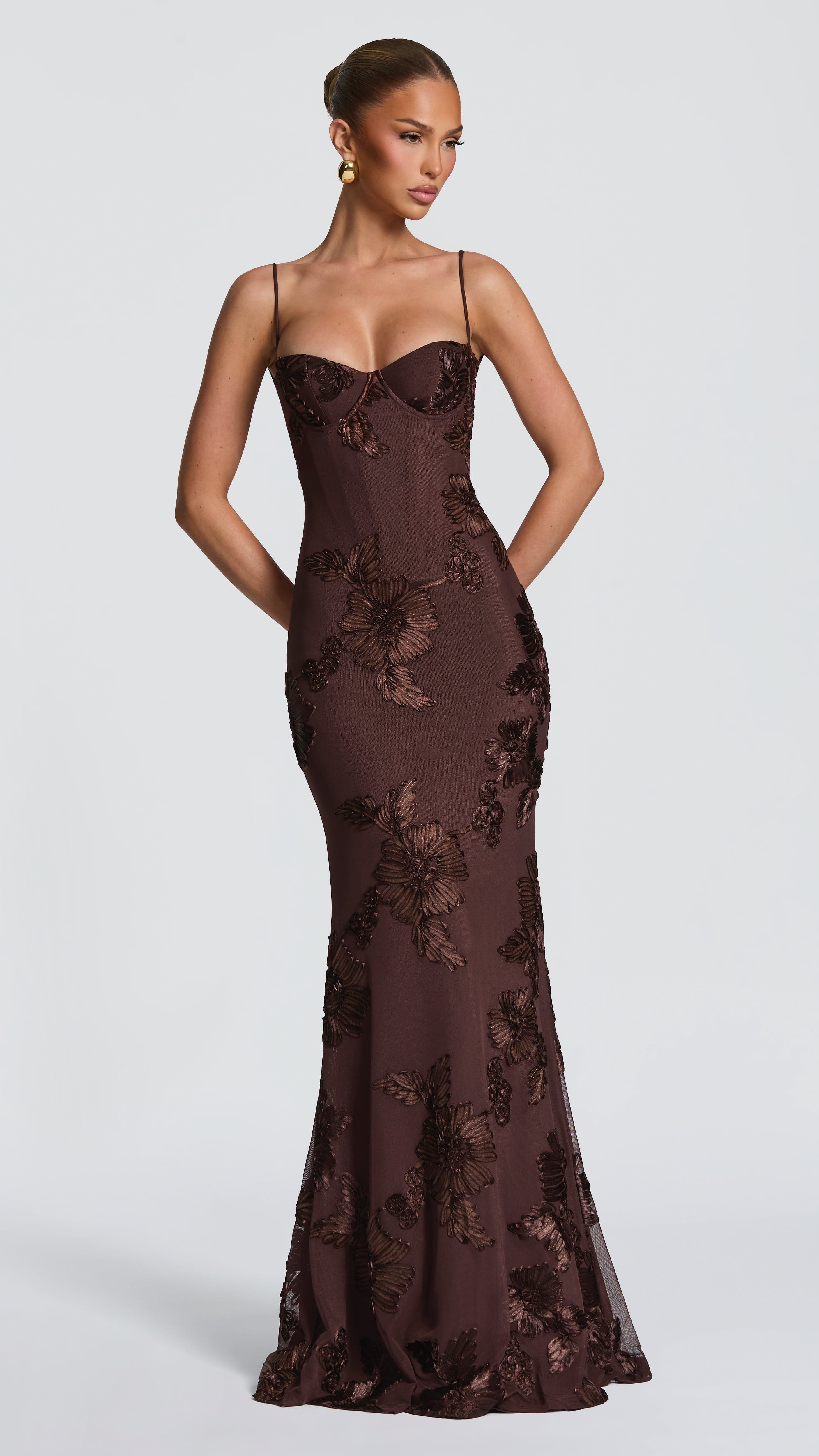 VESTIDO LARGO CON DETALLES FLORALES